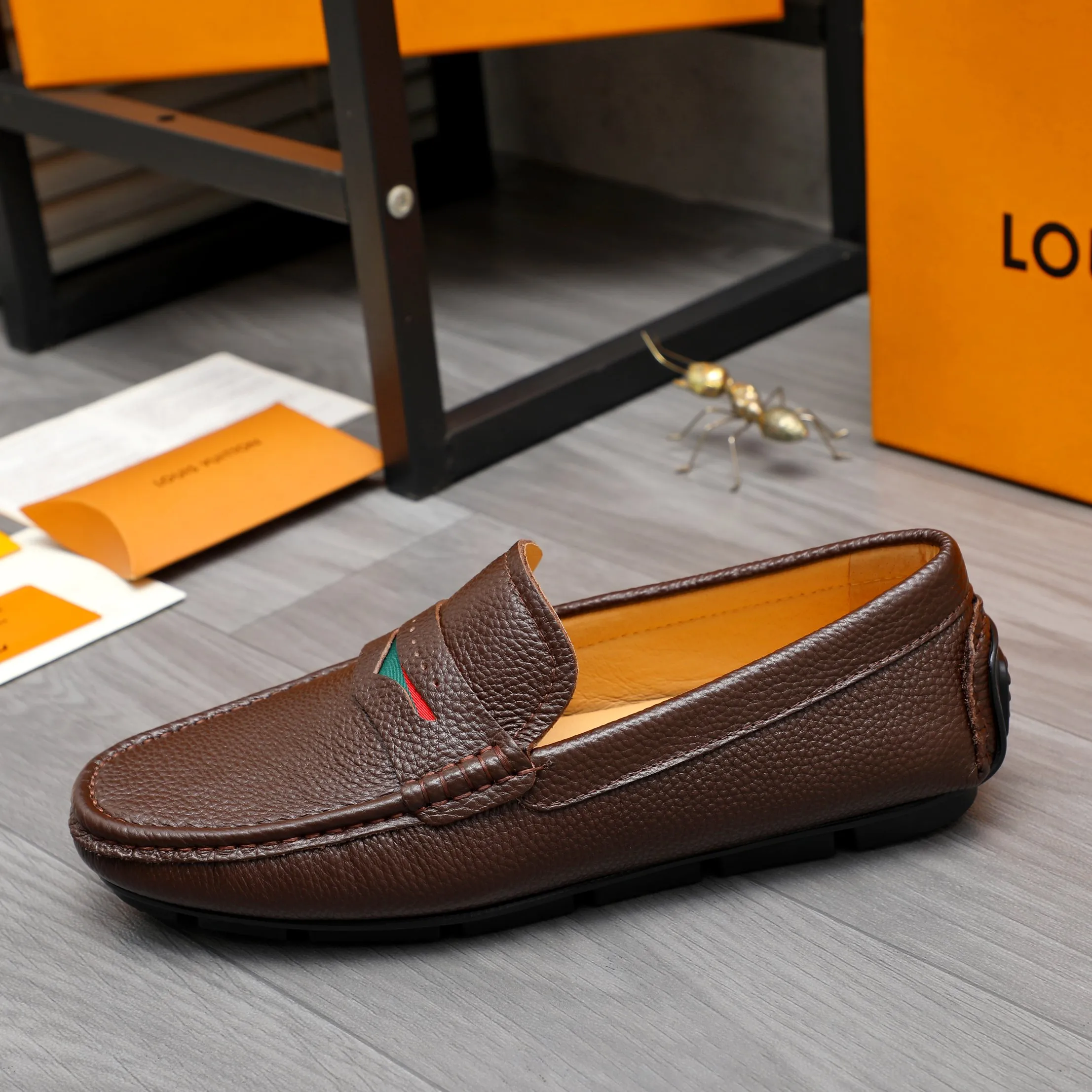 Men's shoes 💰360 Product trademark: LV "Louis Vuitton" casual slip-on men's shoes Regular size: 38-45 Product material: Selected pebbled cowhide upper, pigskin lining, rubber outsole